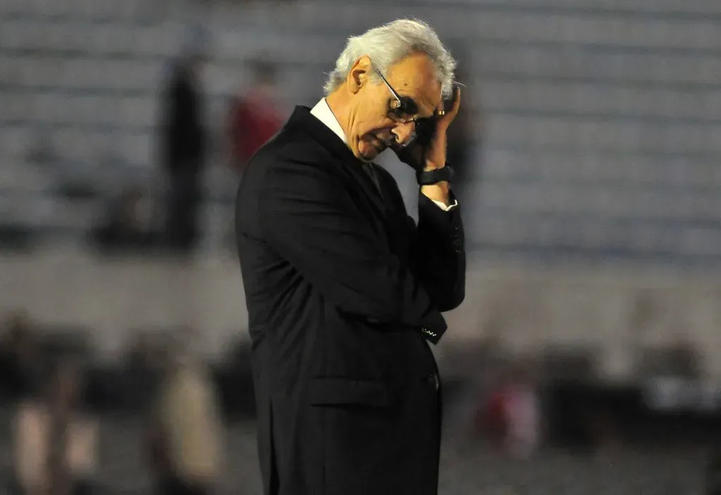Jorge Fossati en el campo de juego. (Foto: IMAGO).