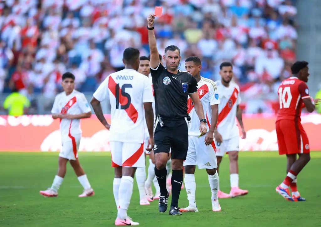 Miguel Araujo expulsado contra Canadá en la Copa América 2024. (Foto: Getty).