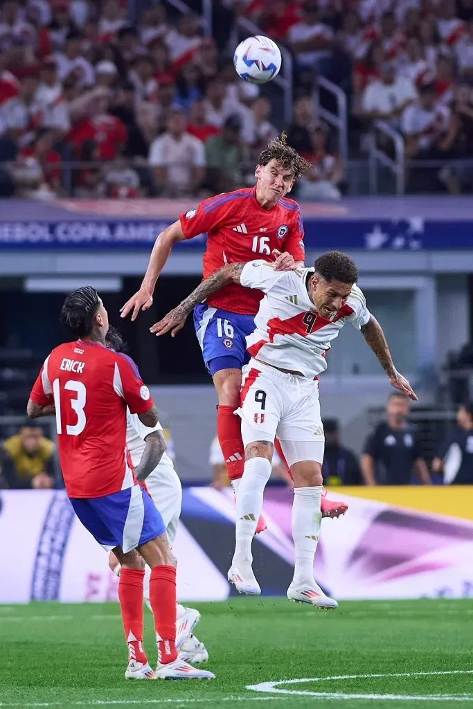 Paolo Guerrero jugando contra Canadá. (Foto: IMAGO).