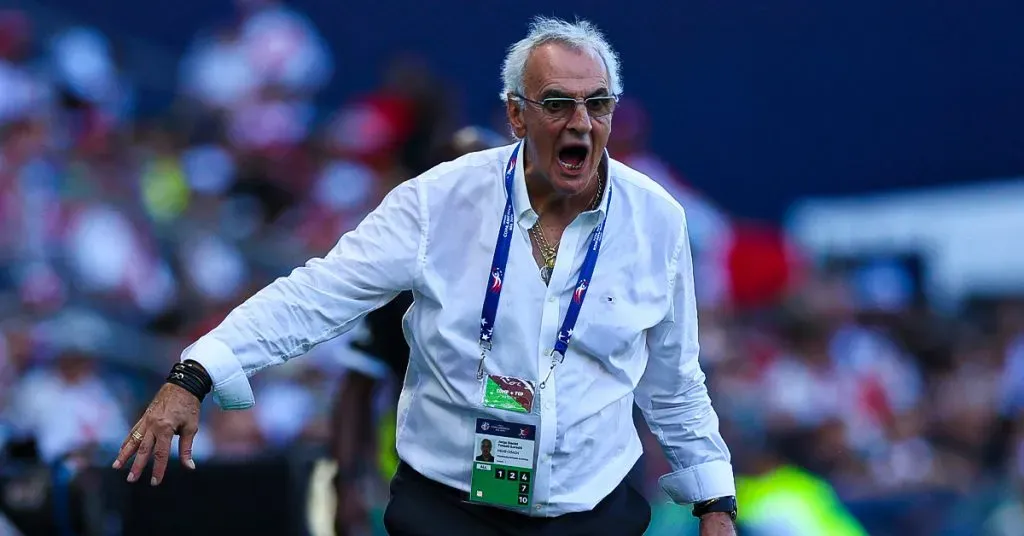 Jorge Fossati dirigiendo a Perú. (Foto: IMAGO)