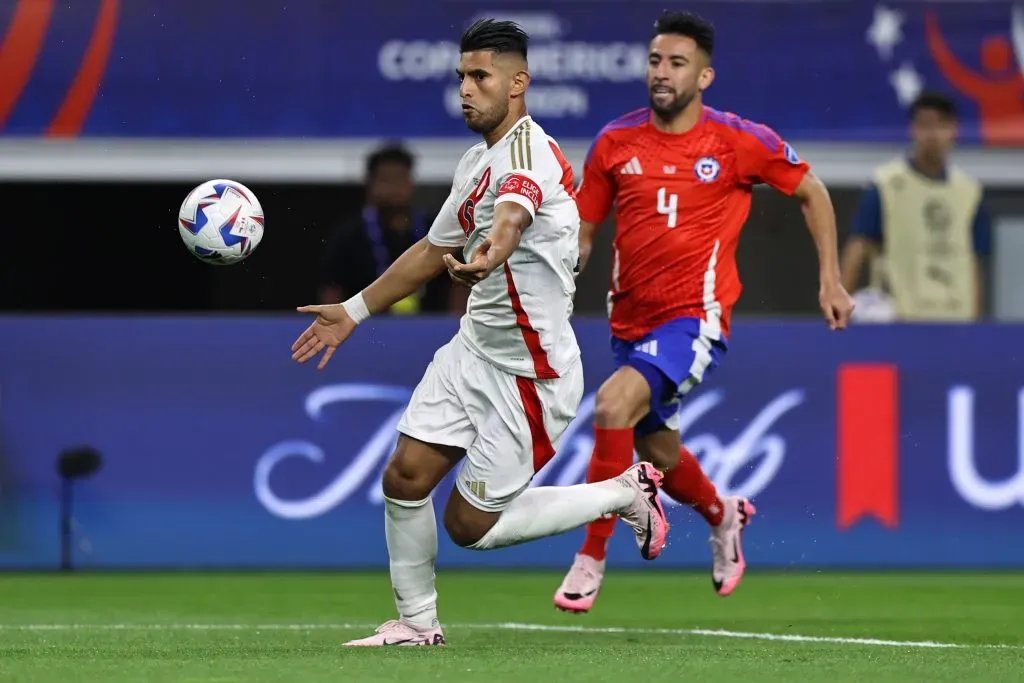 Zambrano jugando en el Perú vs. Chile. (Foto: IMAGO)