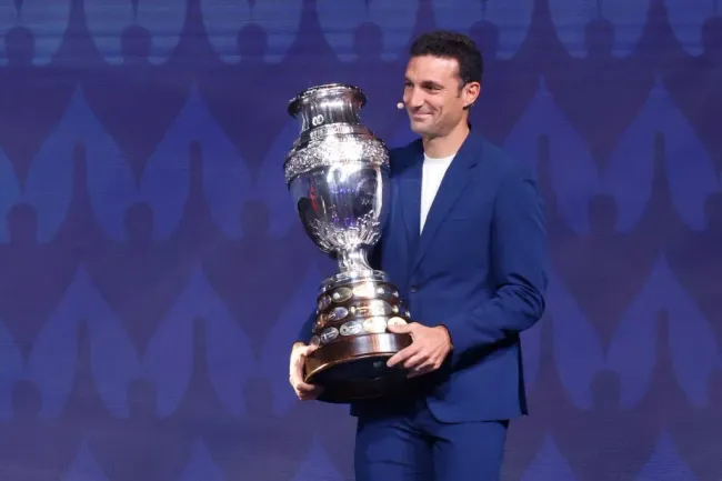Scaloni con el título de la Copa América. (Foto: IMAGO)