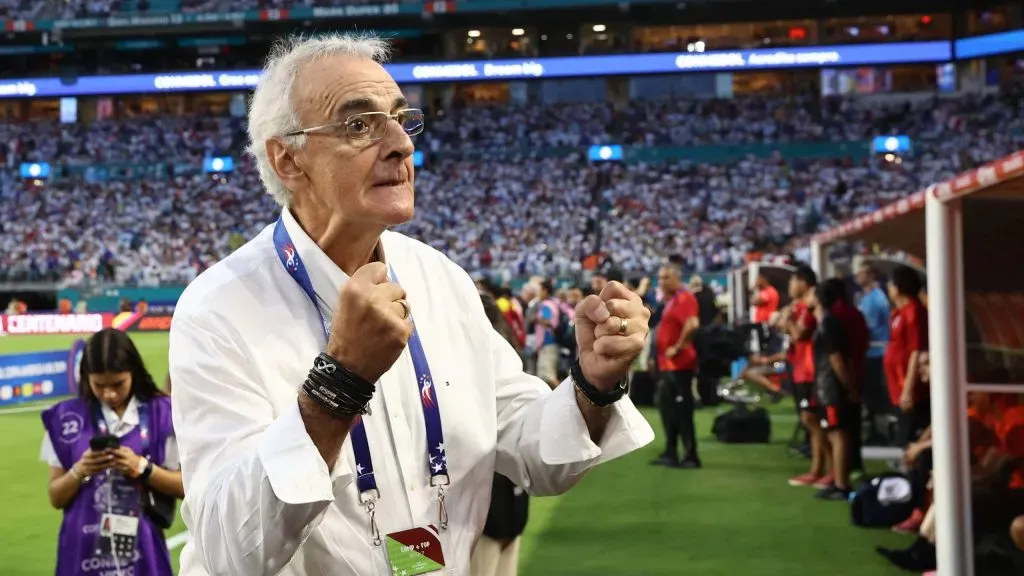 Fossati dirigiendo a Perú. (Foto: IMAGO)