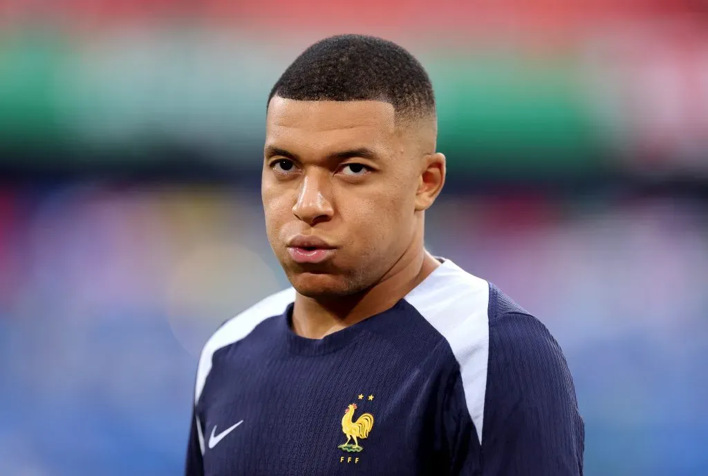 Mbappé, ya sin máscara desde la entrada en calor de Francia en Munich (Getty)