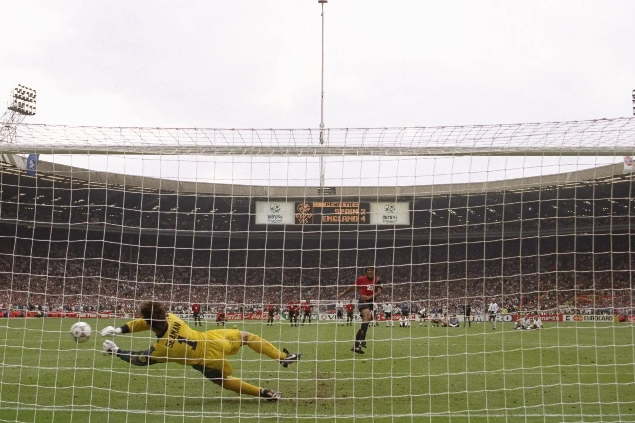 El penal que Seaman le atajó a Nadal, en la Eurocopa 1996. (Foto: Getty).