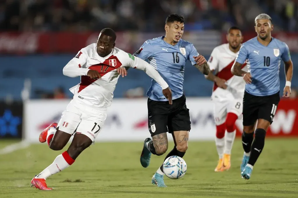 Selección Peruana jugando contra Uruguay. (Foto: IMAGO).