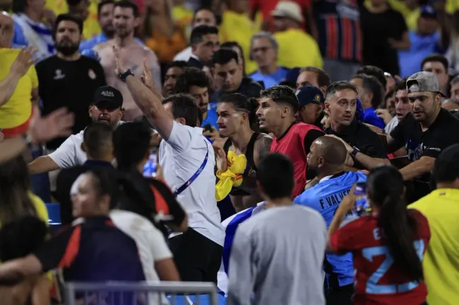 Jugadores de Uruguay en medio de la pelea contra la hinchada Colombiana. (Foto: GettyImages)