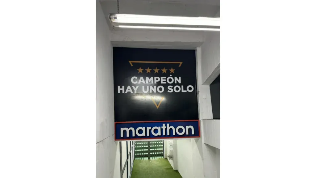 El mensaje en el estadio de Liga. (Foto: @benjaannun)