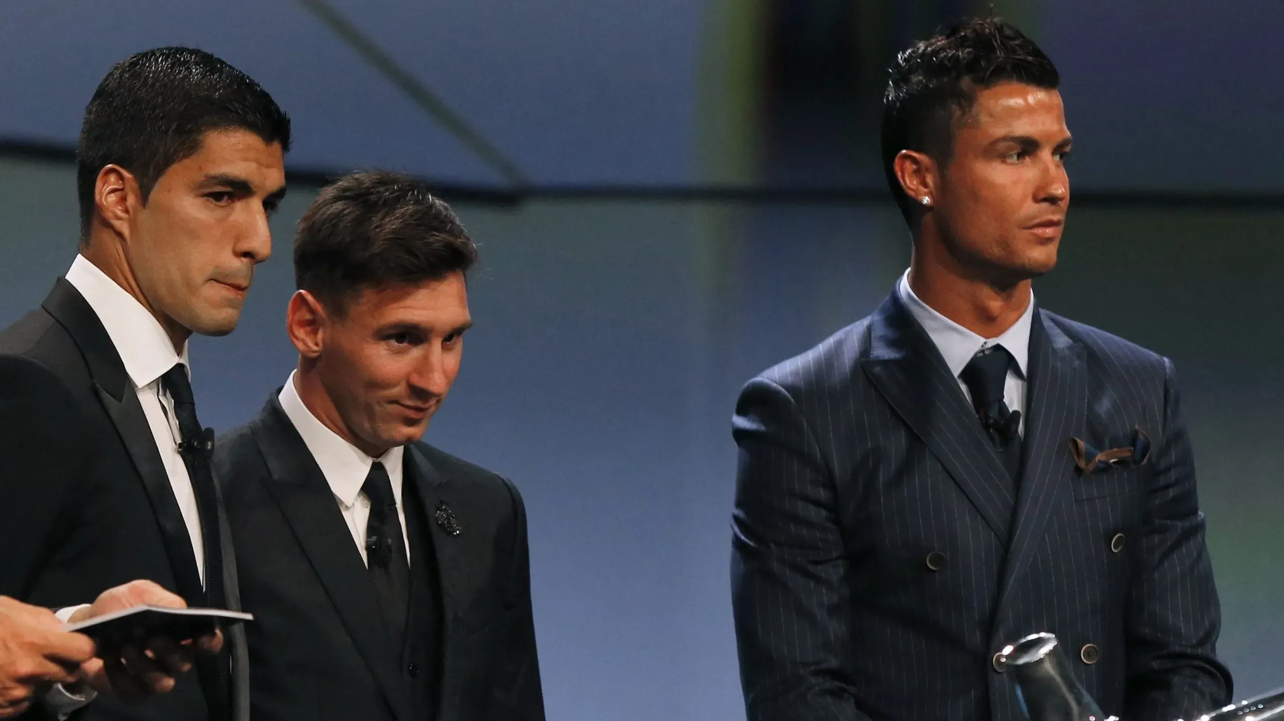 Luis Suárez junto a Lionel Messi y Cristiano Ronaldo en 2015, en uno de los tantos premios para los que se los postuló como la terna finalista.