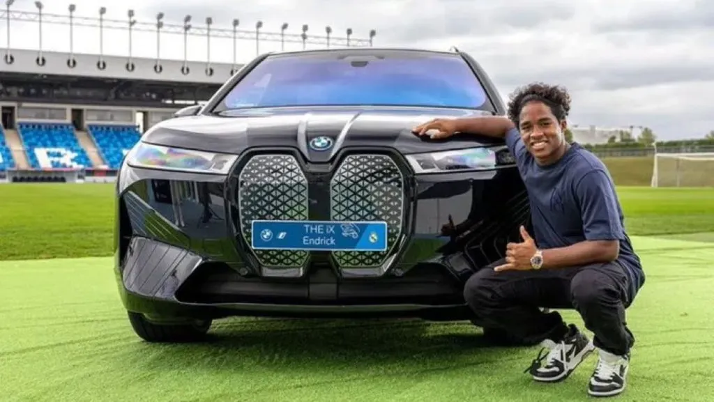 La joven promesa posando junto a su BMW (Real Madrid oficial)