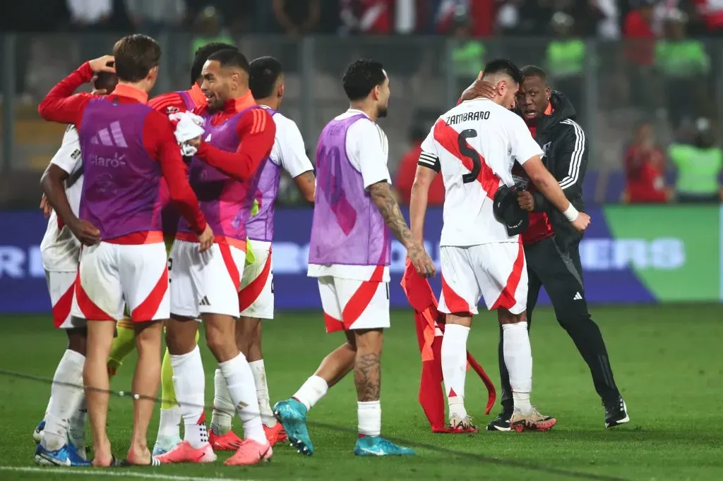 Luis Advíncula felicitando a la Selección Peruana. (Foto: Getty).