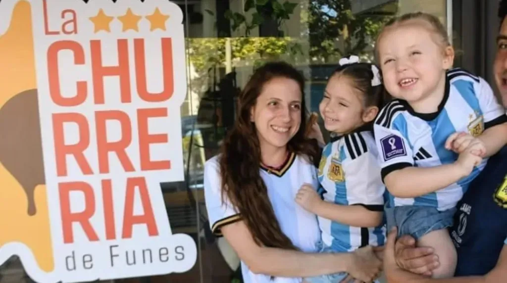 Sofía y su familia en ‘La Churrería de Funes’. (Foto: cortesía de la entrevistada)