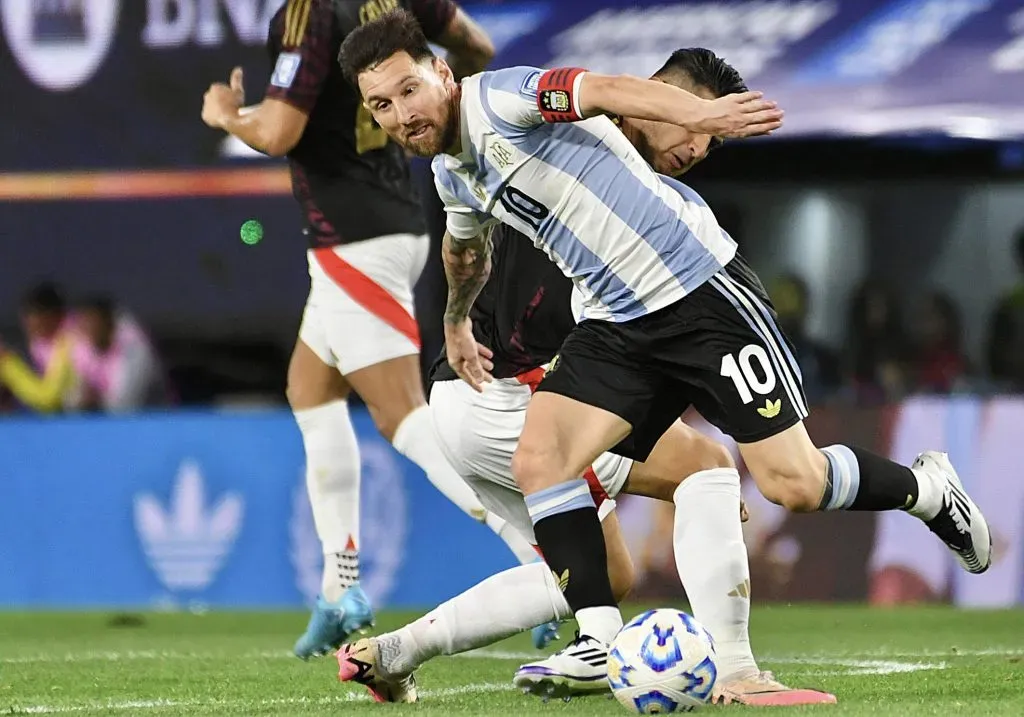 Carlos Zambrano contra Lionel Messi. (Foto: IMAGO).