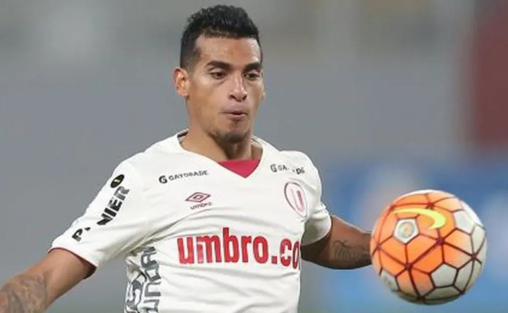 Miguel Trauco ganó el Torneo Apertura con Universitario el 2016.