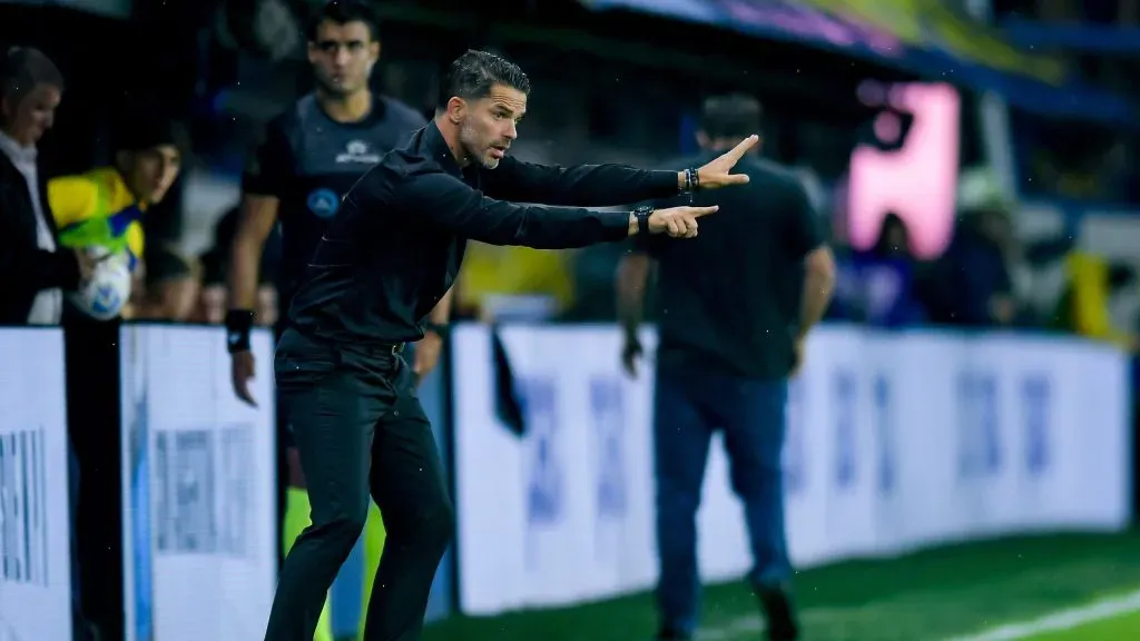 Fernando Gago dando indicaciones a sus jugadores en Boca Juniors.