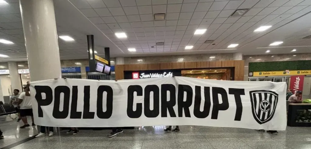 La pancarta con la que recibieron a IDV