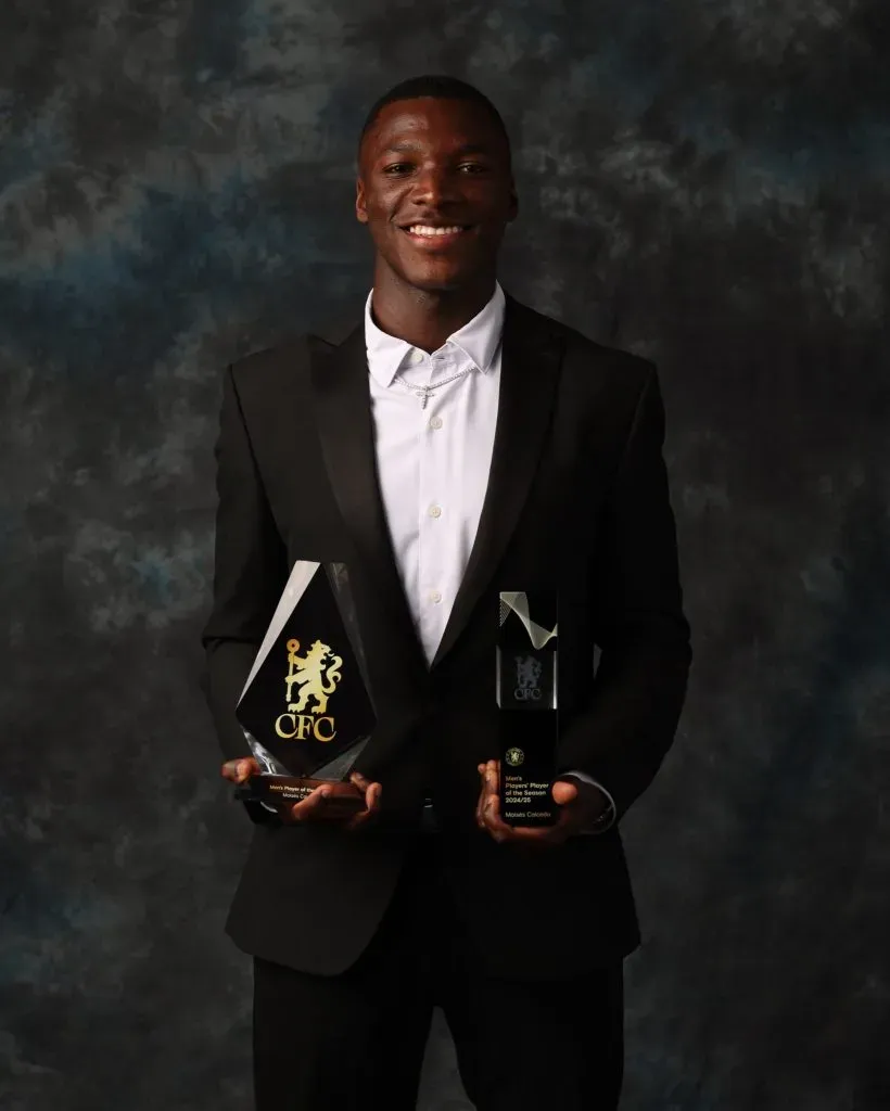 Moisés Caicedo recibiendo el Premio de mejor jugador año.
