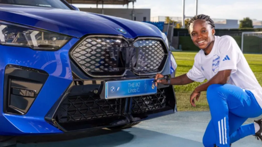 Linda Caicedo y su nuevo BMW.