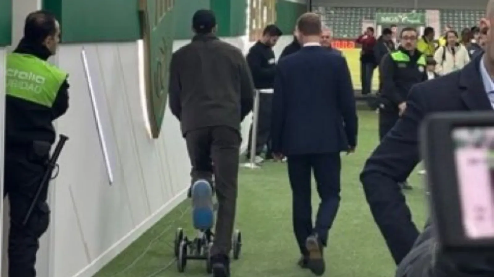 Así salió Hakimi del estadio del Elche: TW