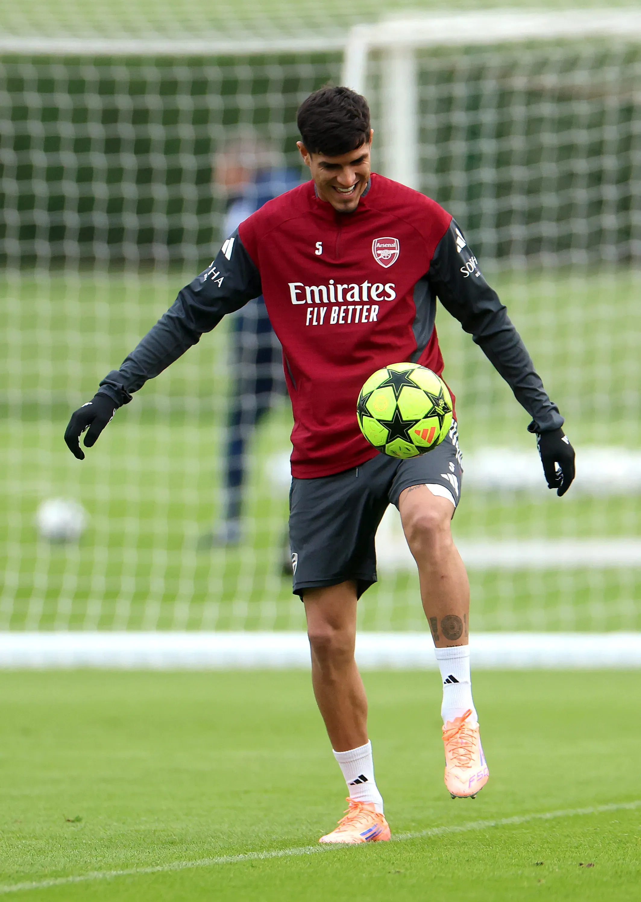 Hincapié sería titular en Arsenal por la Champions League. (Foto: GettyImages)