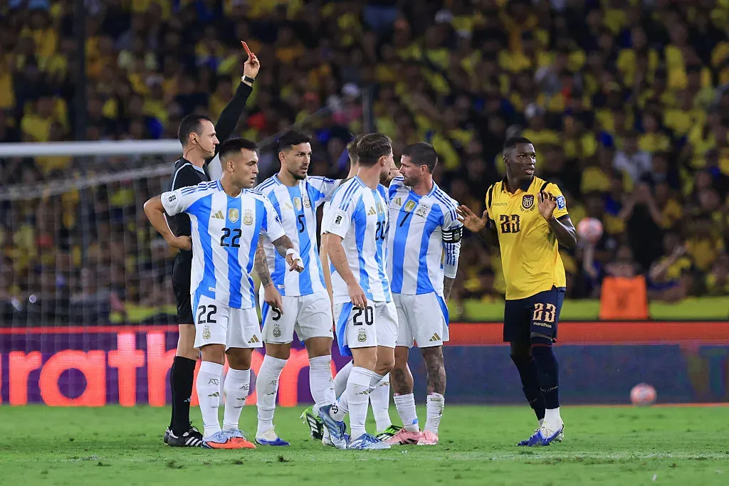 Moiseés Caicedo vio la roja vs. Argentina. Foto: Getty.