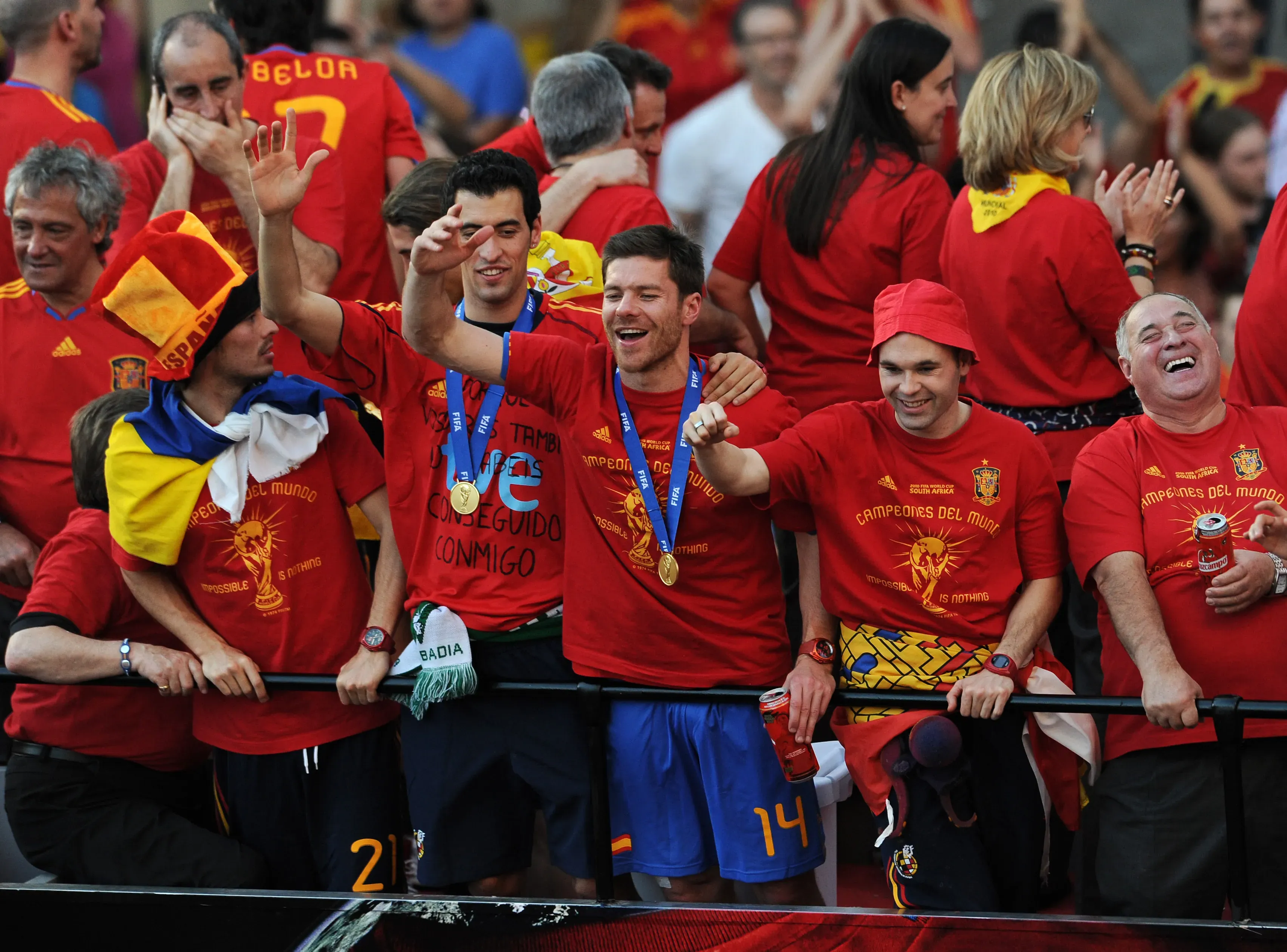 Andrés Iniesta junto a Xabi Alonso y Sergio Busquets en la celebración por la obtención del Mundial 2010.