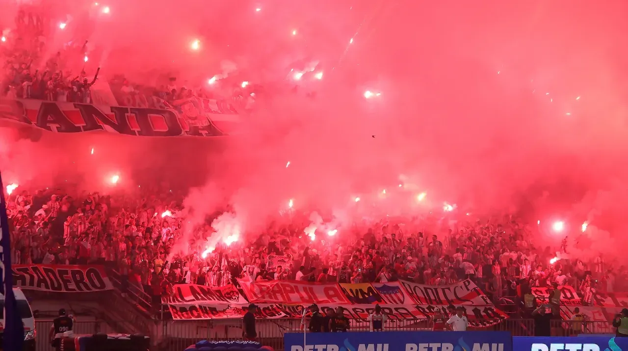 Los hinchas de Junior tiraron polvora en la final vs. Tolima. (Foto: Vizzor Image)