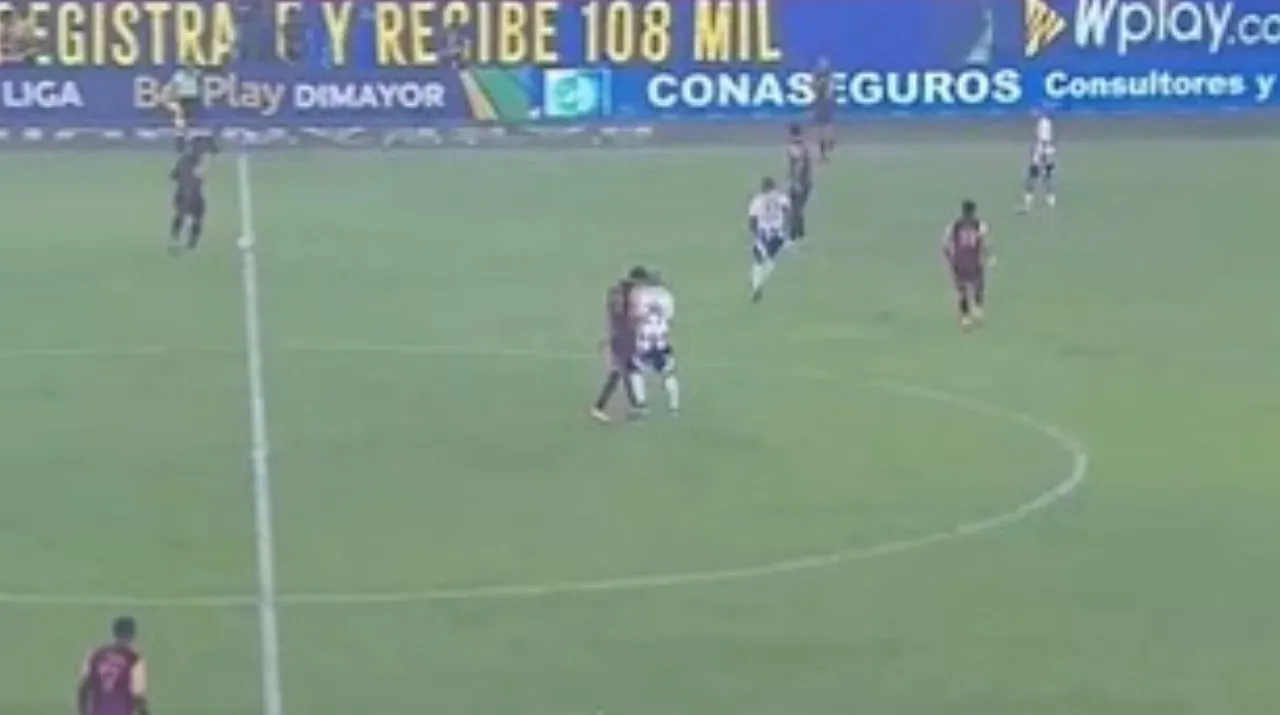 El cabezazo de Guzmán a Teo Gutiérrez en la final Junior vs. Tolima. (Foto: Win Sports)