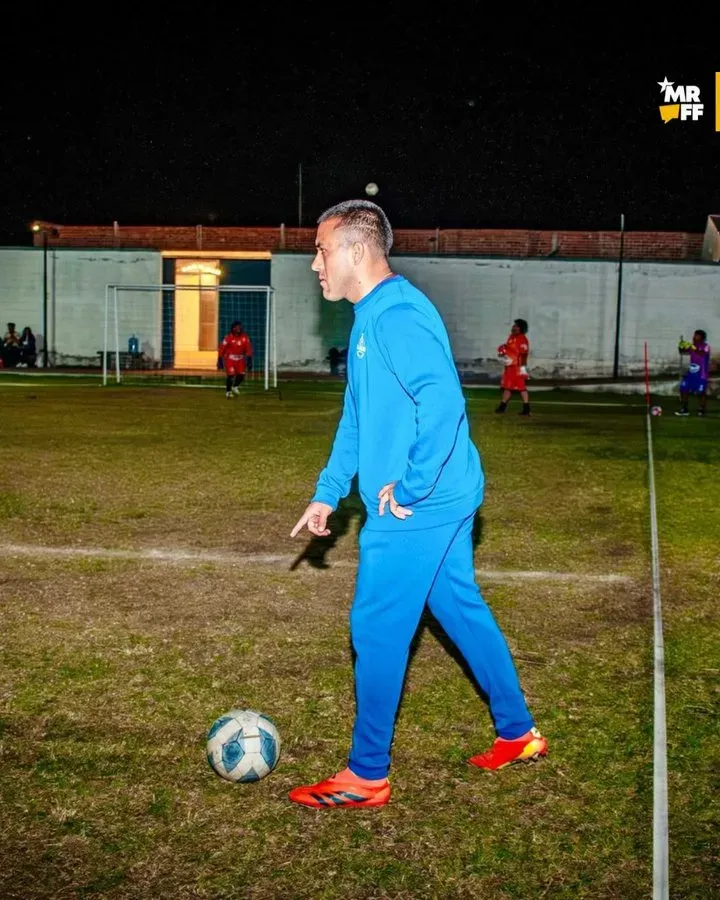 Luis Chicaiza en su academia – Mr. Offsider.