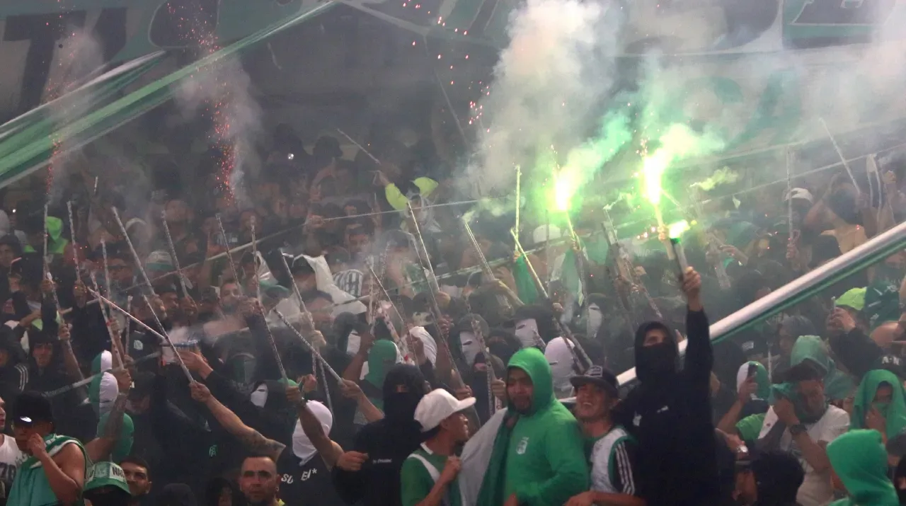 Hinchas de Nacional lanzando polvora vs. DIM. (Foto: Vizzor Image)