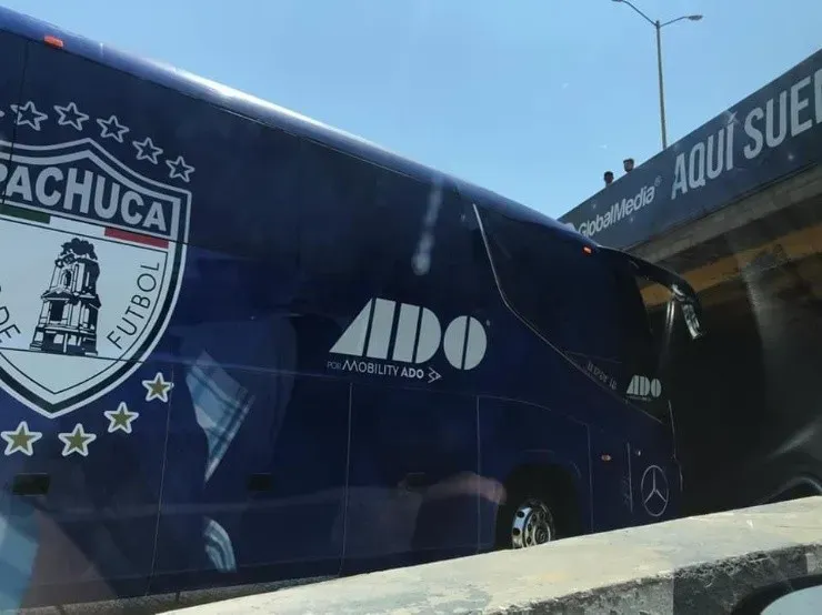 Camión de Pachuca atascado en San Luis