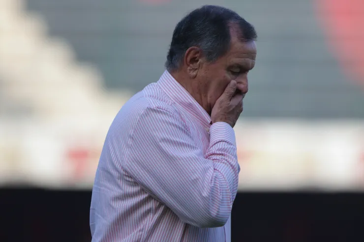 Enrique Meza buscaría empleo