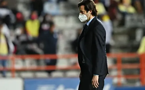 Santiago Solari, apuntado por Morales. Imago7.