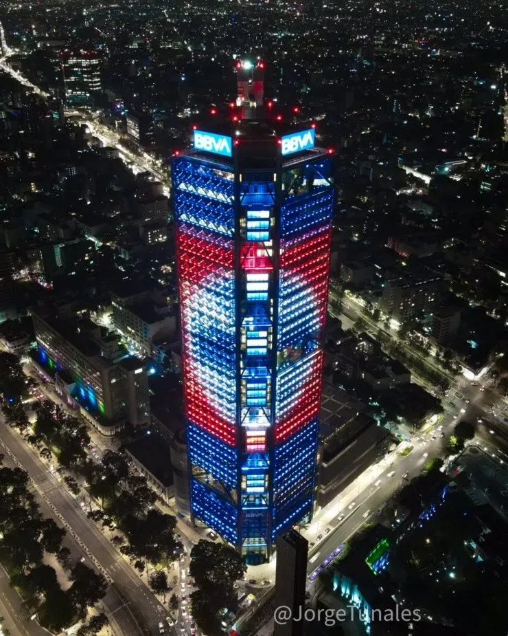 Torre BBVA disfrazada de Cruz Azul