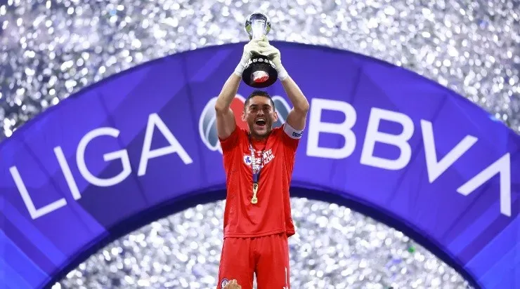 Chuy Corona levanta el trofeo de campeón de Liga MX. (Imago 7)