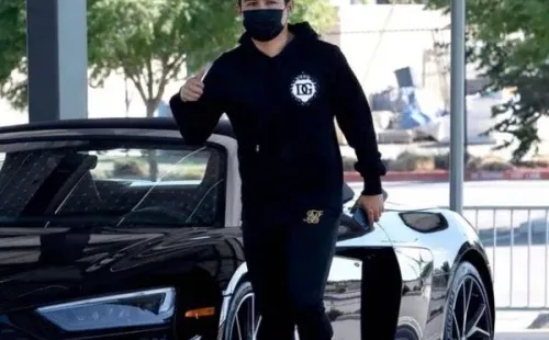 Chofis llegando con su Audi R8.