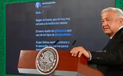 López Obrador mostró el tuit que aseguraba la intervención de su hijo en Cruz Azul. (Captura)