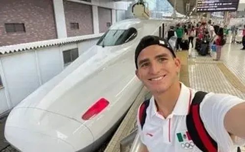 Sebastián Jurado en su llegada a Tokio. Aguirre, Córdova y Ochoa. (@yosoy8a) La afición del Tri presente en Tokio. (@miseleccionmx) La afición del Tri presente en Tokio. (@yosoy8a)