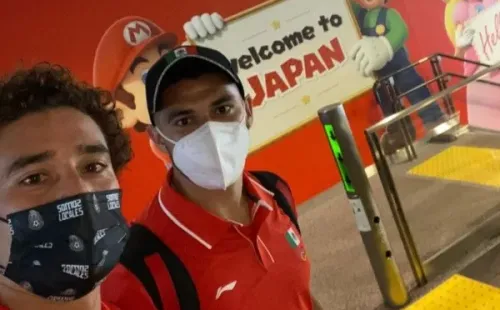 Guillermo Ochoa y Henry Martín a su llegada a Tokio. (@miseleccionmx)