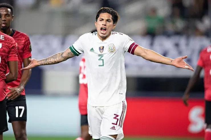 Cuauhtémoc Blanco defiende a Salcedo. Imago7.