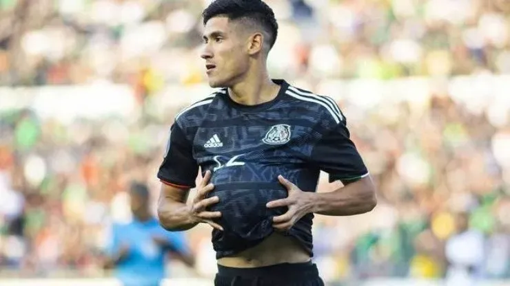 Uriel Antuna fue sorprendido por su familia en el aeropuerto.