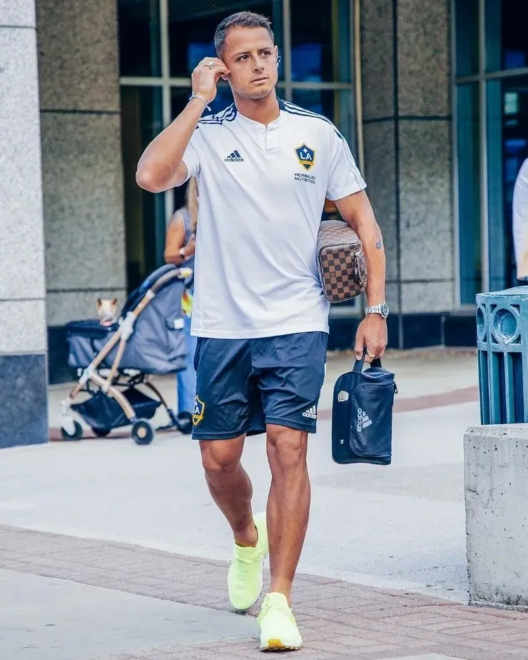 Chicharito y su neceser del Tri. (@ch14_)