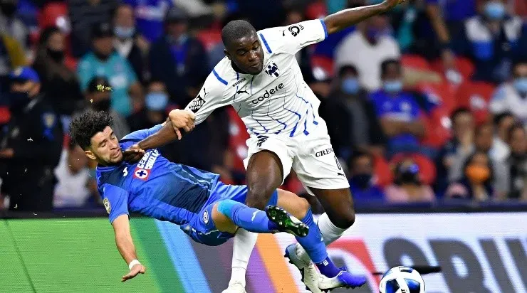 Durísima entrada de Rivero sobre Campbell. (Imago 7)