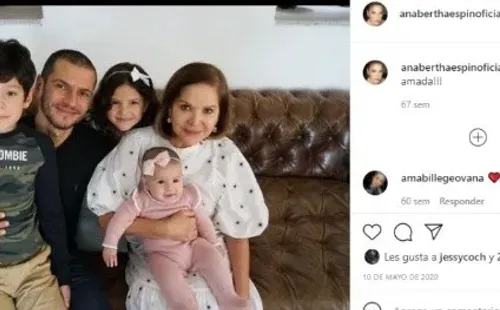 La familia de Jaime Lozano junto a sus hijos y su madre