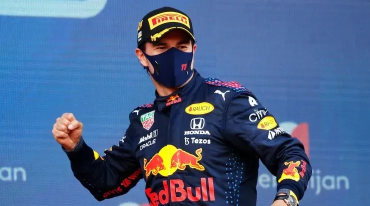 Checo Pérez exultante por su victoria en Baku. (Getty)