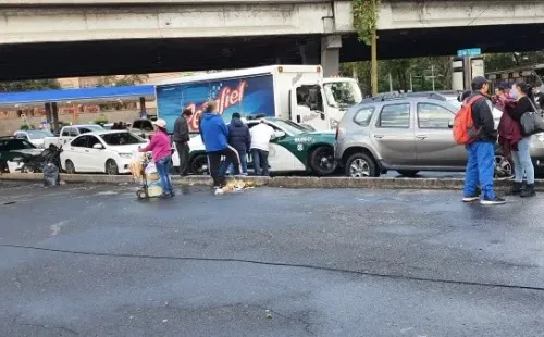 Los revendedores se acercaron a dialogar con los policías que desconocían la presencia de Grupo Borüs. (Foto: Alejandro Alfaro)