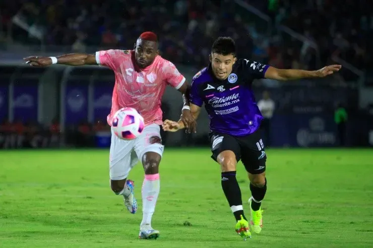 Duelo entre Julián Quiñones y Bryan Colula