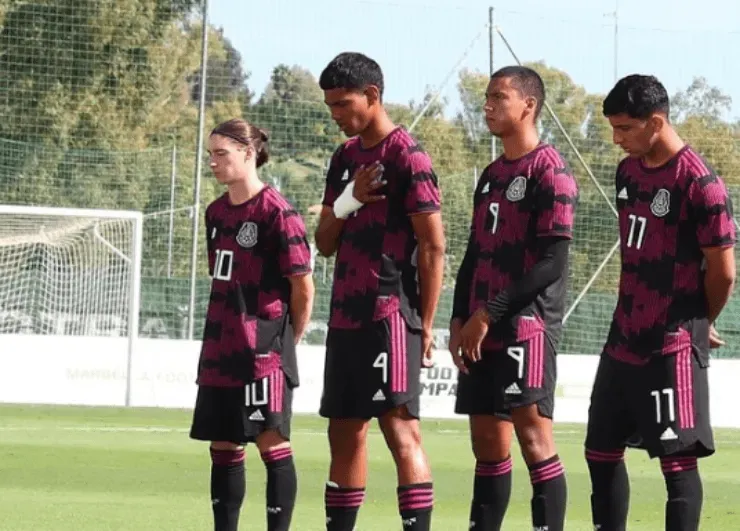 Marcelo Flores con la playera de México