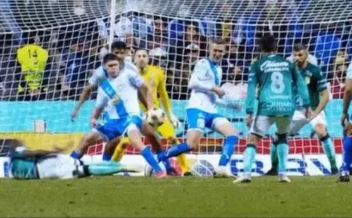 Mano deIsrael Reyes en el área de Puebla (Azteca Deportes)