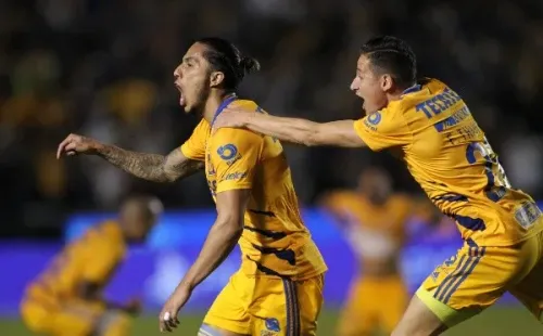 Carlos Salcedo marcó un golazo para la clasificación de Tigres (Imago 7)